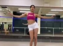 Janhvi Kapoor belly dance