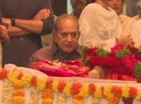 Superstar Krishna is in tears to see Vijaya Nirmala's mortal remains