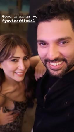 Yuvraj Singh's ex-girfriend Kim Sharma flashes her belly button