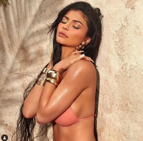 Kylie Jenner flaunts her killer curves in this vintage Gucci brown bikini  during Bahamas vacation : Bollywood News - Bollywood Hungama