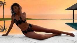 Victoria's Secret Angel Candice Swanepoel goes topless and teases her  assets in sultry new snap [Photo] - IBTimes India