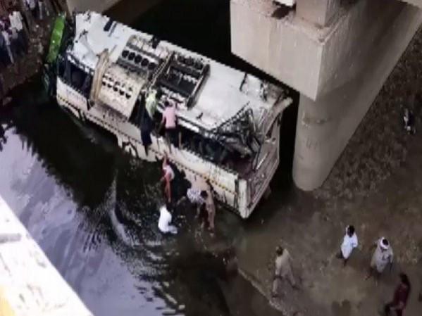 After hitting the divider, the bus fell from a height of 40 feet in Jharna Nala near Kuberpur. Bus Agra