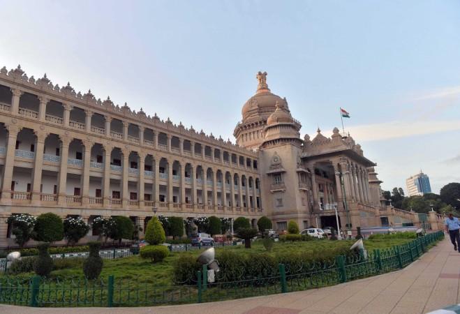 10 Temmuz 2019'da Karnataka'daki siyasi gelişmenin ardından giriş kapılarının kapatılmasından sonra Vidhana Soudha'nın bir görünümü.