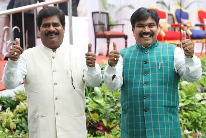 The bench had yesterday agreed to hear their plea on Wednesday after Singhvi assured the court that the floor test might take place by the end of the day. MLA R. Shankar and Independent MLA H. Nagesh