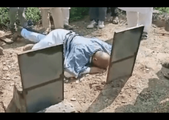 ali bhatt at his parents' graves