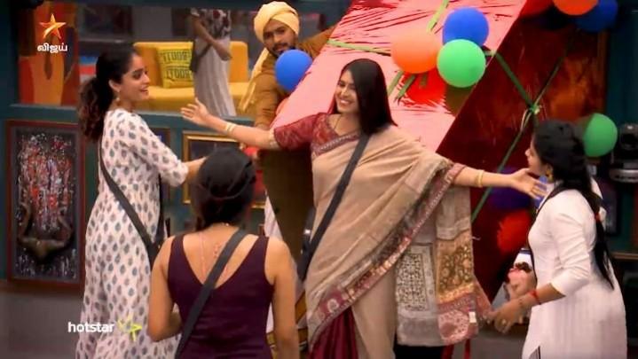<span><span><span>Kasturi</span></span></span> <span><span><span>Shankar</span></span></span> gets entry to <span><span><span>Bigg</span></span></span> Boss Tamil 3 house. Kasturi Enters Bigg Boss Tamil 3 House