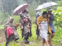 Indian Army rescuing people in Kerala due to floods