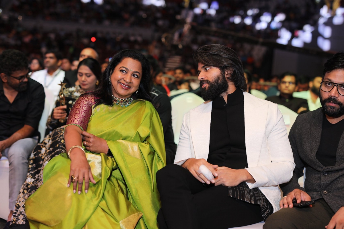 Radikaa in conversation with Vijay Devarakonda at SIIMA Awards 2019. Radikaa Sarathkumar with Vijaya Devarakonda
