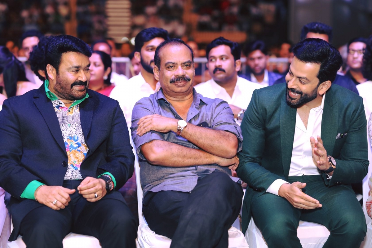 Mohanlal with Prithviraj Sukumaran at SIIMA Awards 2019