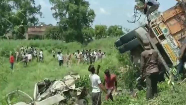 16 killed as truck overturns on two tempos in UP's Shahjahanpur ...