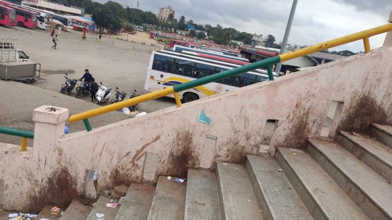Skywalk at Majestic bus stand covered with gutka stains Skywalk at Majestic bus stand covered with gutka stains