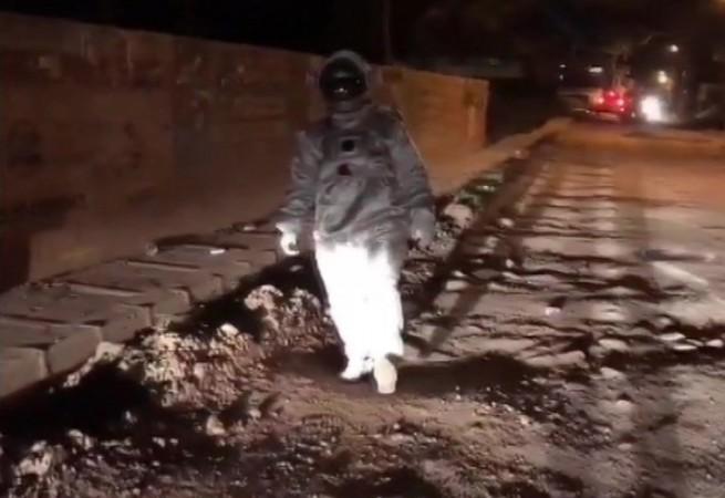 Baadal Nanjundaswamy, an artist dressed up as an astronaut in a Bengaluru road to highlight the pothole issues in the city Baadal Nanjundaswamy, an artist dressed up as an astronaut in a Bengaluru road to highlight the pothole issues in the city