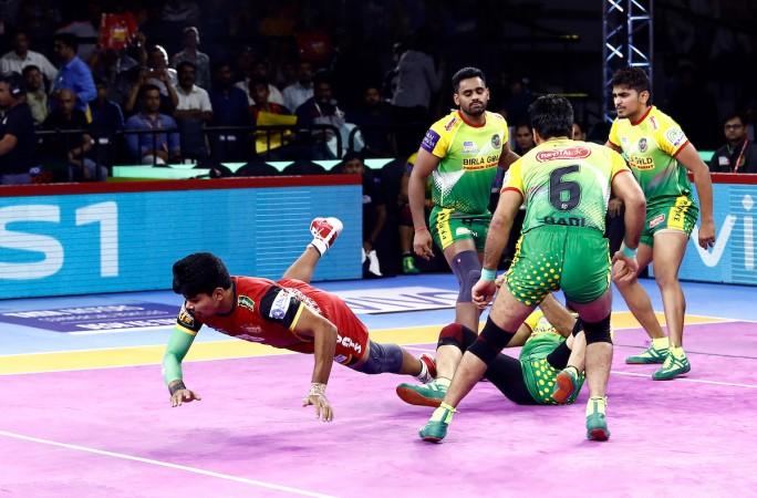 Pawan Sehrawat forces his way to the mid line against Patna Pirates Bengaluru Bulls vs Patna Pirates