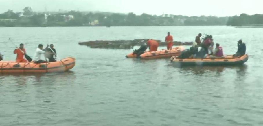 Rescue operations in Khatlapura Ghat, Bhopal. ganesh visarjan bhopal