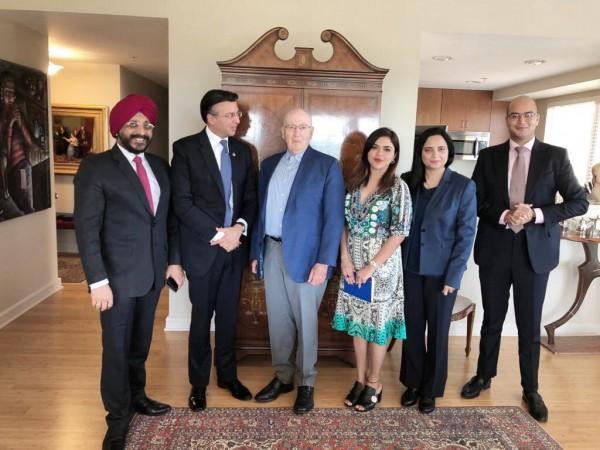Dr Philip Kotler (centre) and Dr Somdutta Singh (right) with leading Indian education experts. Dr Somdutta