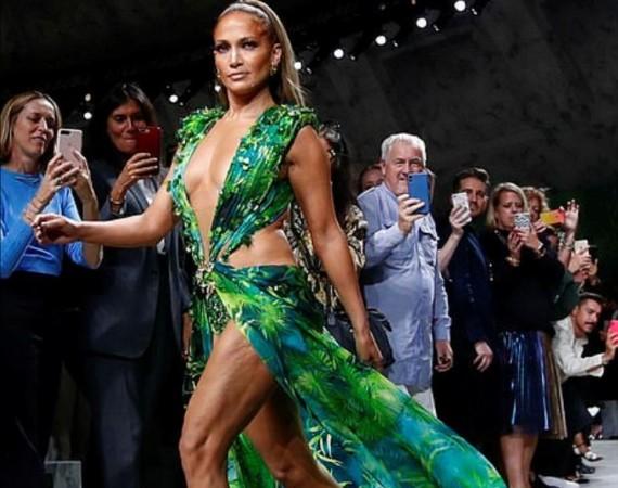 Versace's Milan Fashion Show 2020: See Pics Of J.Lo – Hollywood Life