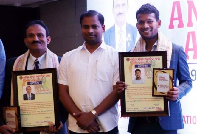 Amit Rohidas (R) receiving an award in Odisha Amit Rohidas