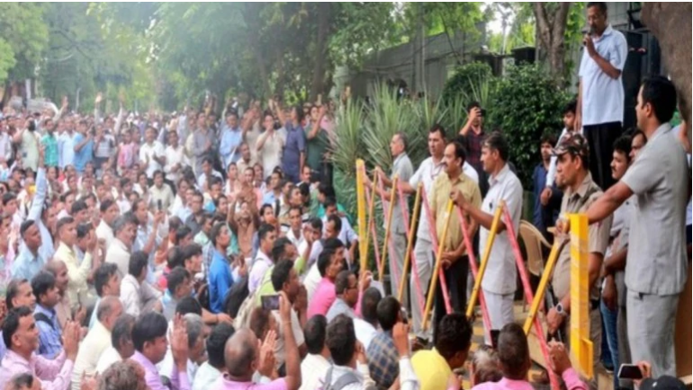Delhi Chief Minister Arvind Kejriwal addressing ex-home guards. Delhi Chief Minister Arvind Kejriwal