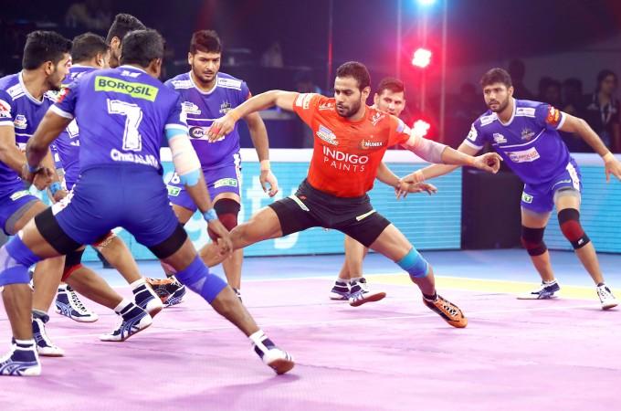 Abhishek raiding against Haryana Steelers in Eliminator 2 of PKL 7 Abhishek Singh