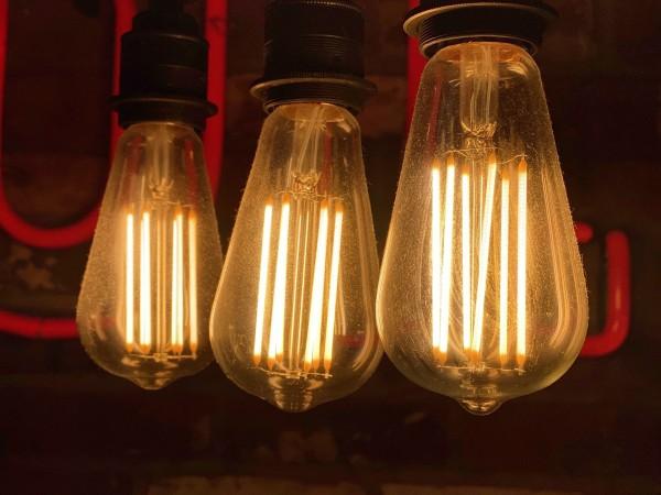 Light bulb iPhone 11 Pro Max camera review