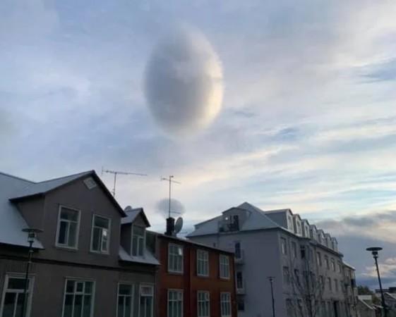 Egg-shaped cloud that appeared in Iceland Egg-shaped UFO