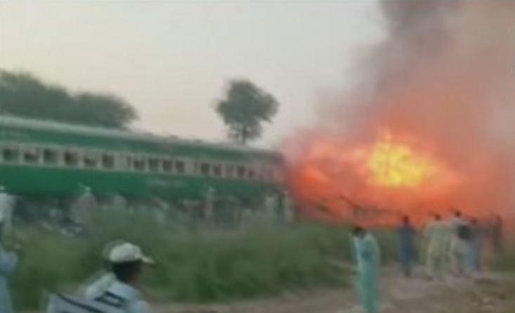 pakistan train fire