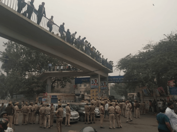 A police vehicle was set on fire and eight others were vandalised during the fracas. delhi police lawyers fight