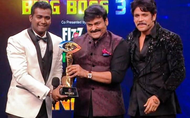 Chiranjeevi presenting the winner's trophy of Bigg Boss Telugu 3 to Rahul Sipligunj Chiranjeevi presenting the winner's trophy of Bigg Boss Telugu 3 to Rahul Sipligunj