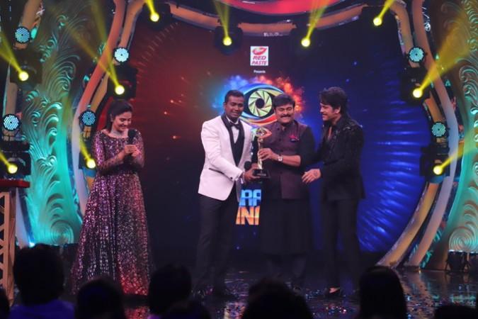 Chiranjeevi with Bigg Boss Telugu 3 winner Rahul Sipligunj and runnerup Sreemukhi Akkineni Nagarjuna, Chiranjeevi with Bigg Boss Telugu 3 winner Rahul Sipligunj and runnerup Sreemukhi