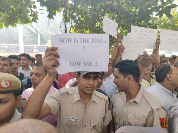Delhi Police personnel protests against lawyers at ITO. delhi police