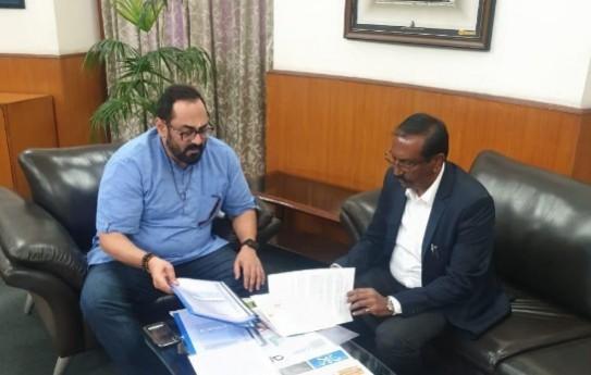 BJP MP Rajeev Chandrasekhar and BBMP commissioner BH Anil Kumar, IAS BJP MP Rajeev Chandrasekhar and BBMP commissioner BH Anil Kumar, IAS