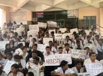 Doctors protesting over the assault of another doctor by Karnataka Rakshana Vedike at Minto Hospital In Bengaluru