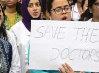 Doctors protesting over the assault of another doctor by Karnataka Rakshana Vedike at Minto Hospital In Bengaluru
