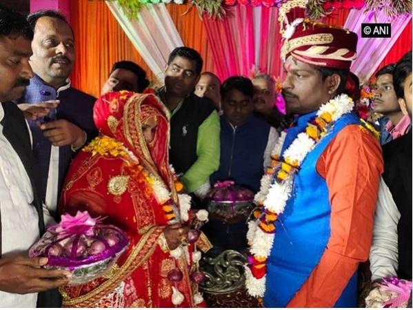 The pair apparently wanted to make a statement against the high prices of onions. Uttar Pradesh bride groom