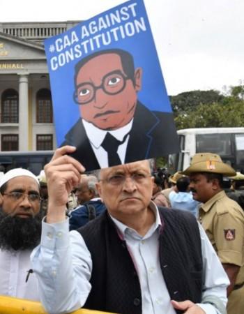 Ramachandra Guha detained by Bengaluru police for protesting against CAA Ramachandra Guha detained by Bengaluru police for protesting against CAA