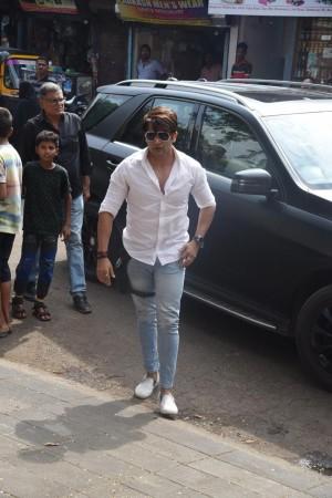 Celebs at Kushal Punjabi's Funeral Celebs at Kushal Punjabi's Funeral