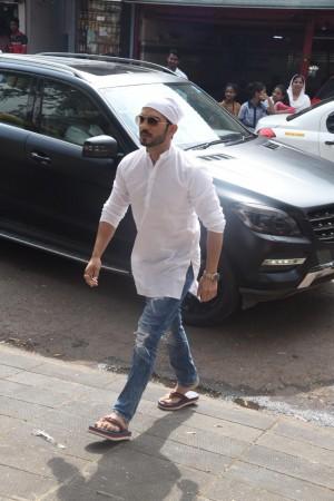 Arjun Bijlani Celebs at Kushal Punjabi's Funeral