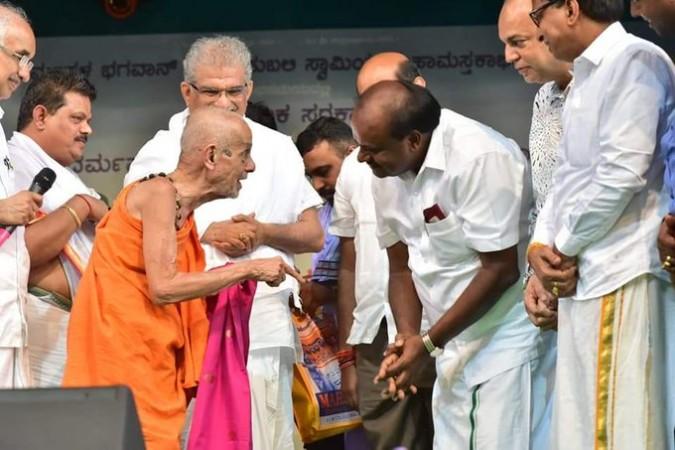Former Karnataka CM HD Kumaraswamy with Pejavara Mutt Seer Vishwesha Teertha Swami Former Karnataka CM HD Kumaraswamy with Pejavara Mutt Seer Vishwesha Teertha Swami