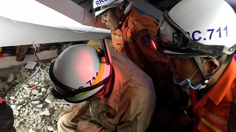 A rescue team searches for trapped workers at a collapsed building, which was under construction in Kep, Cambodia January 3, 2020. A rescue team searches for trapped workers at a collapsed building, which was under construction in Kep, Cambodia January 3, 2020.