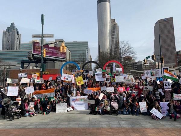 A group of protesters attacked a dummy resembling U.S. President Donald Trump, while others threw flares. US anti-racism protests