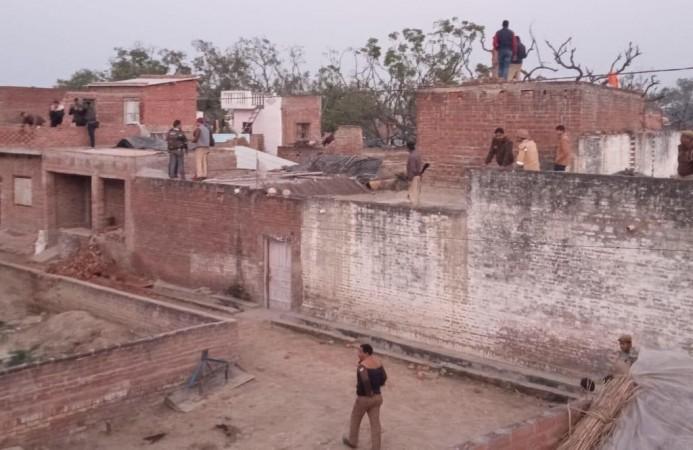 Criminal holds 20 children hostage in Farukkhabad. Criminal holds 20 children hostage in Farukkhabad.