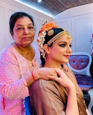 <span class= Kangana with her hairdresser