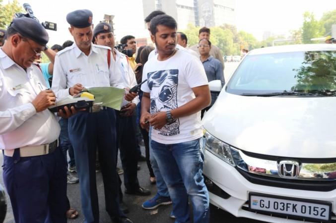 Delhi traffic police prosecute driver of a car with even numbered registration plate on Day 1 (Phase 2) of implementation of Delhi Government's odd-even traffic formula on April 15, 2016. delhi traffic cop