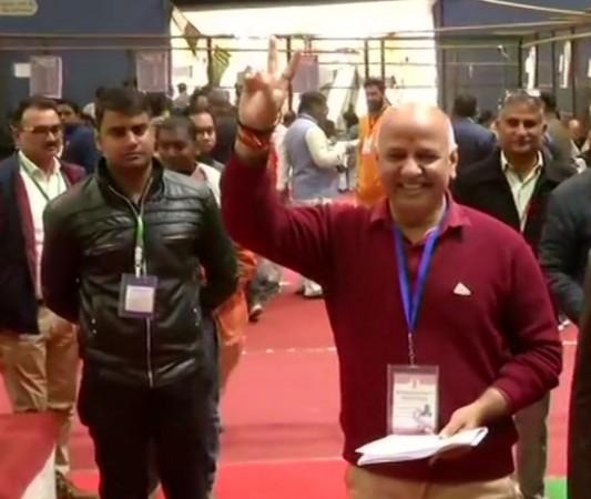 Manish Sisodia shows victory sign. Twitter Manish Sisodia shows victory sign