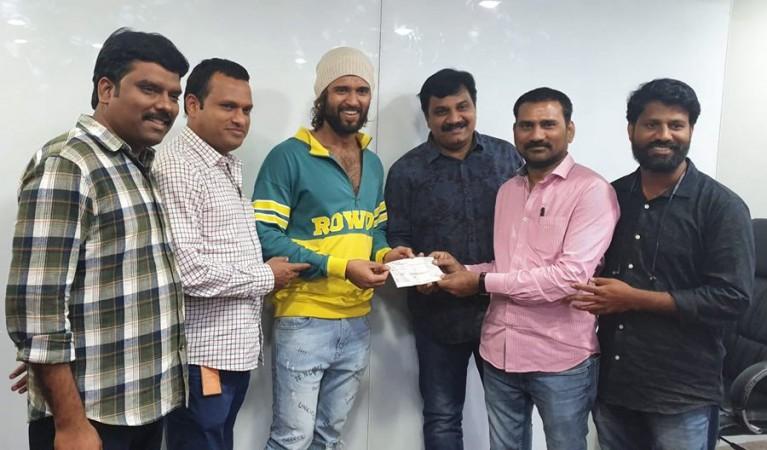 Vijay Devarakonda donates Rs 10 lakh to the Film Newscasters Association of Electronic Media Vijay Devarakonda donates Rs 10 lakh to the Film Newscasters Association of Electronic Media