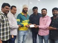 Vijay Devarakonda donates Rs 10 lakh to the Film Newscasters Association of Electronic Media