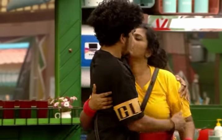 Manju Pathrose kissing Fukru Manju Pathrose