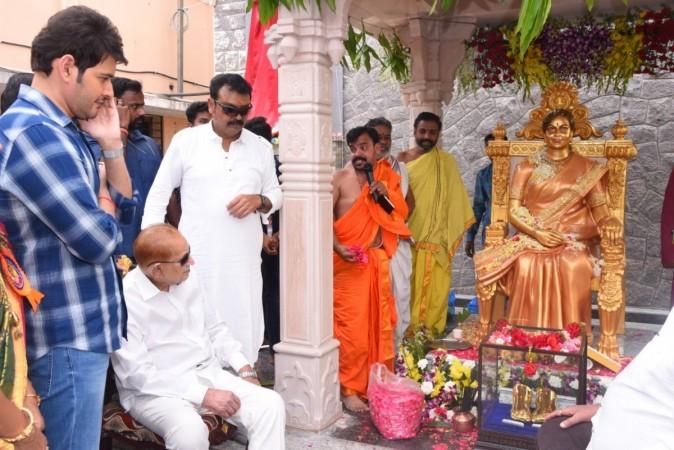 Mahesh Babu Unveil Vijaya Nirmala's statue on her birth anniversary Mahesh Babu Unveil Vijaya Nirmala's statue on her birth anniversary