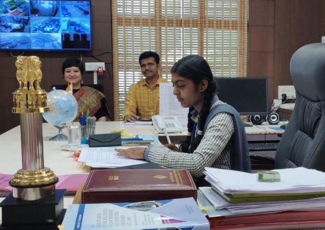 School girls become District Collector for a day in Buldhana School girls become District Collector in Buldhana