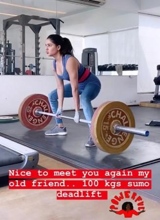 Samantha lifting weights at the gym. samantha akkineni